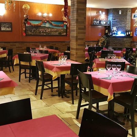 אל אספינאר Hostal Plaza מראה חיצוני תמונה