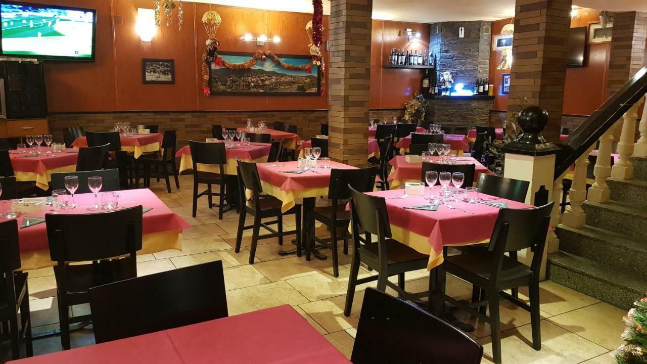 אל אספינאר Hostal Plaza מראה חיצוני תמונה