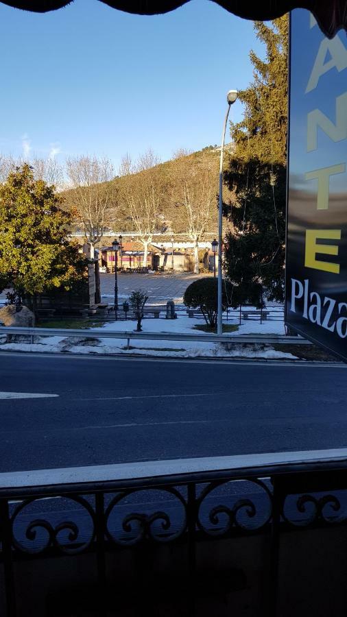 אל אספינאר Hostal Plaza מראה חיצוני תמונה