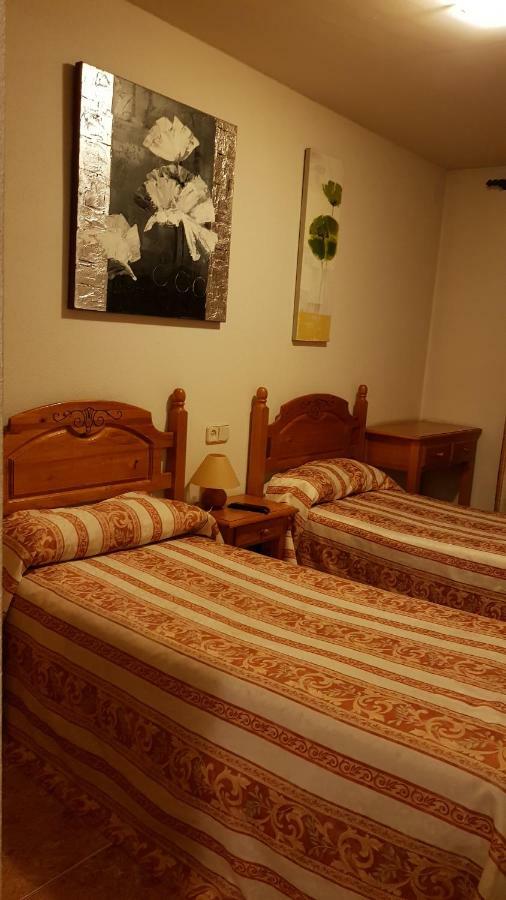 אל אספינאר Hostal Plaza מראה חיצוני תמונה