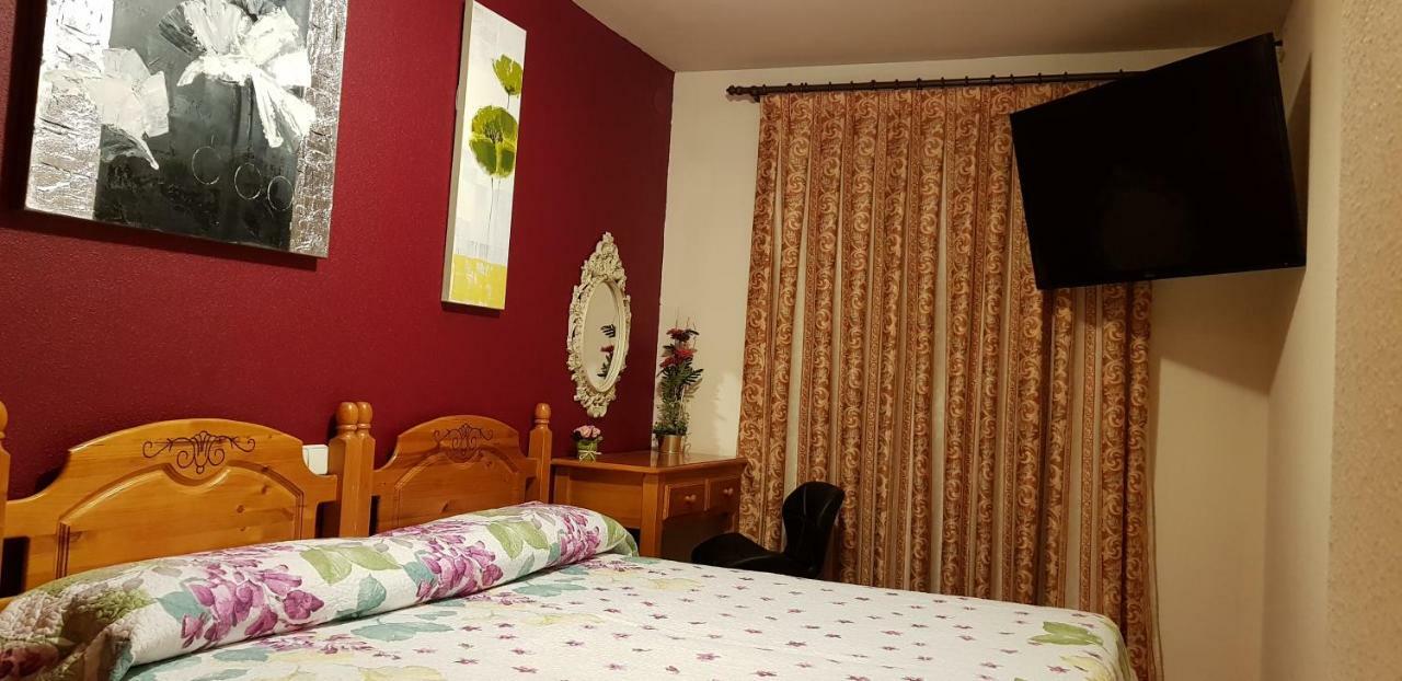 אל אספינאר Hostal Plaza מראה חיצוני תמונה